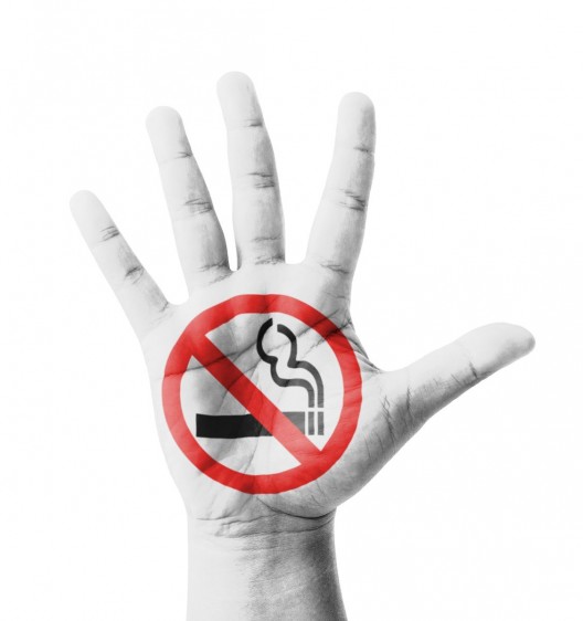 Palma de la mano con ilustración de prohibido fumar