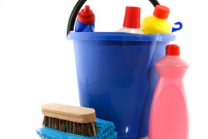 Artículos de limpieza, cubeta azul, cepillo, esponja