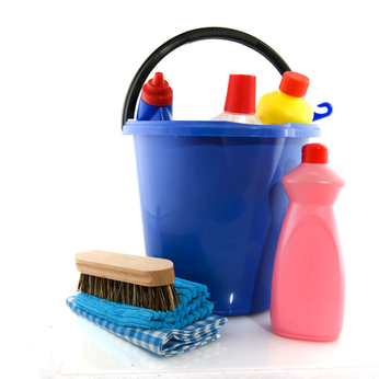 Artículos de limpieza, cubeta azul, cepillo, esponja