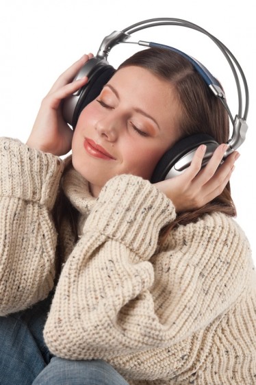 mujer esuchando música con audifonos