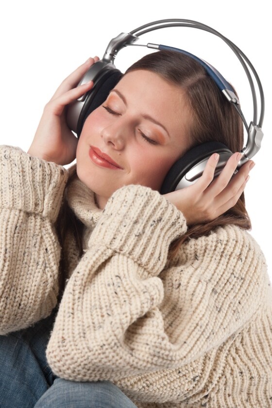 mujer esuchando música con audifonos