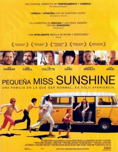 Pequena miss sunshine, familia disfuncional, producción destacada, estrenos cinematográficos, solidaridad grupal, nominada al Oscar,  sociedad Estadunidense, testimonio crítico, cine independiente,