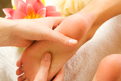 reflexología, masaje en los pies, curanderos Asiáticos, masaje de pie, estimular la circulación, presión sobre zonas especificas,