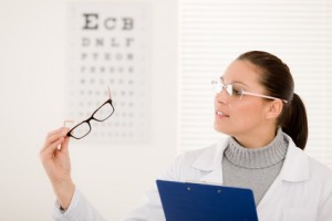 miopía, hipermetropía, astigmatismo, prevenir padecimientos, factores hereditarios, problemas de visión, prescripción de anteojos,