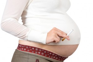 Las mujeres embarazadas, fetos y bebés expuestos al humo de tabaco ajeno, enfrentan altos riesgos para la salud.
