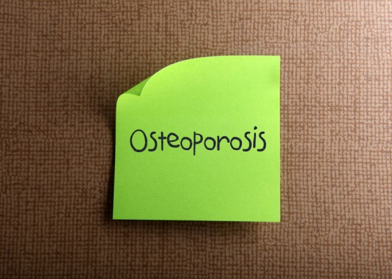 Es muy importante que si tienes 50 años o más puedas prevenir o detectar a tiempo la osteoporosis.
