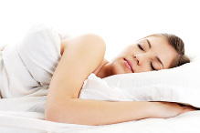 Dormir al menos por ocho horas diarias mantiene una salud física y mental que reforzará al sistema inmunológico y ayudará a evitar enfermedades.