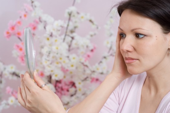 A pesar de que se tiene conocimiento que el acné es un problema que afecta en su mayoría a adolescentes, los cambios hormonales durante la mediana edad también pueden causarlo sobre todo en mujeres.