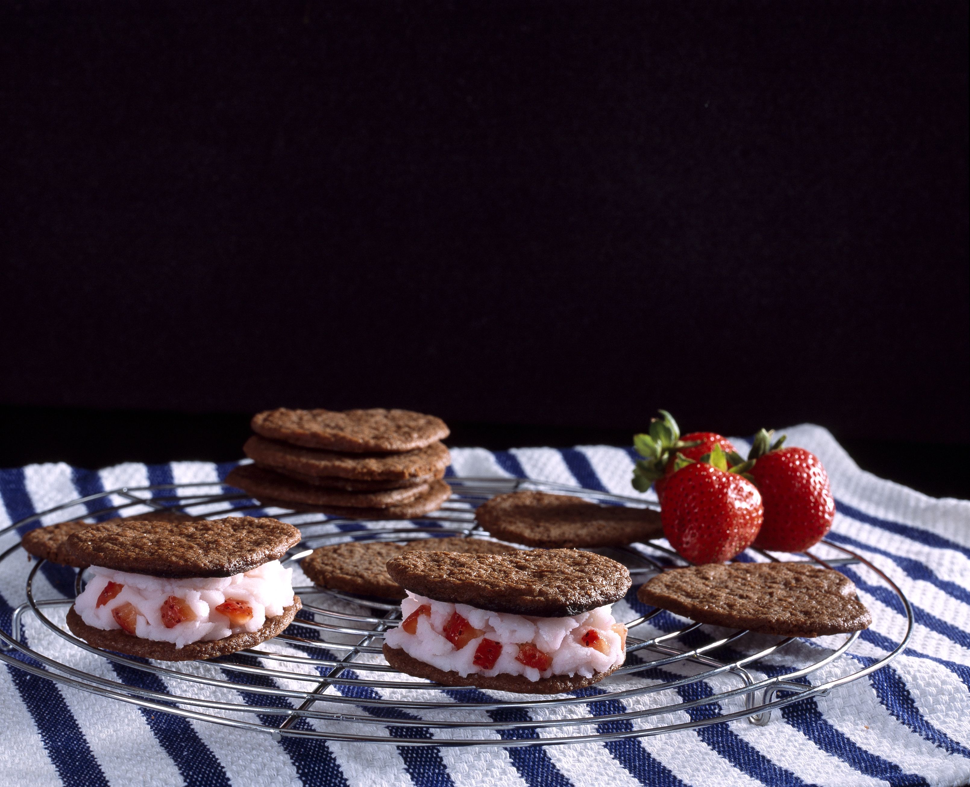 Galletas con forma de corazón, sabor chocolate.