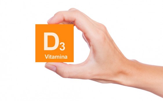 Mano con bloque naranja que dice vitamina D3