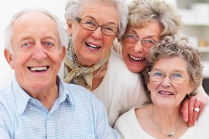Grupo de adultos mayores sonriendo