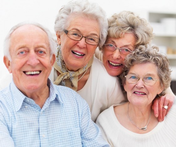 Grupo de adultos mayores sonriendo