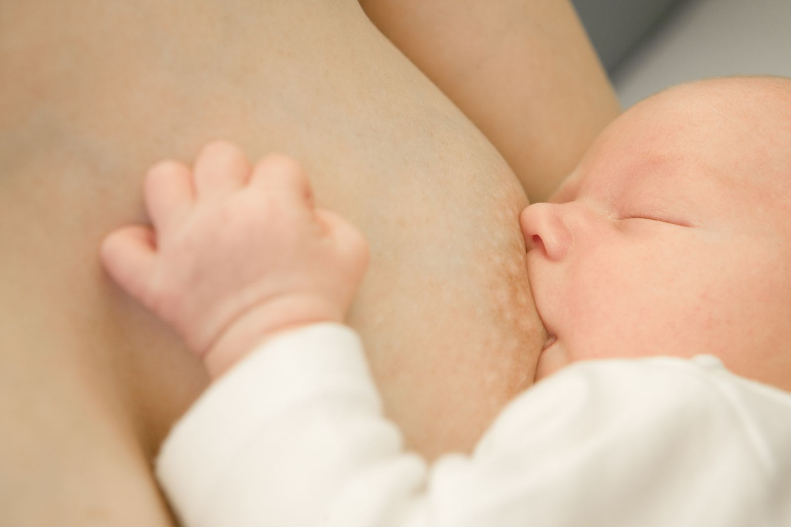 почему новорожденный не берет одну грудь фото 110