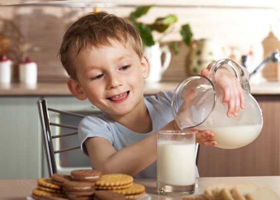Niño tomando leche