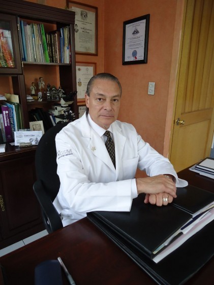 médico sentado en su consultorio