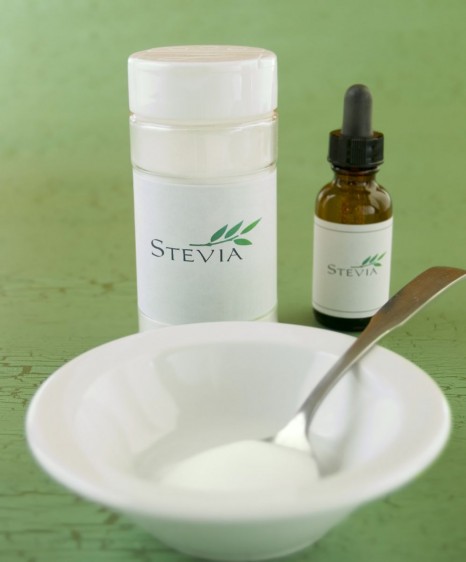 El extracto purificado de la hoja de la stevia se produce al macerar las hojas secas de la planta, como en un té, para después separar y purificar los compuestos dulces de mejor sabor.