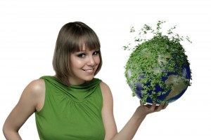 Mujer adolecente con un mundo verde en las manos