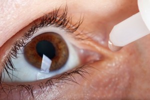 Cuando esta afección no se trata, el ojo seco crónico puede derivar en mala visión y cicatrices oculares.