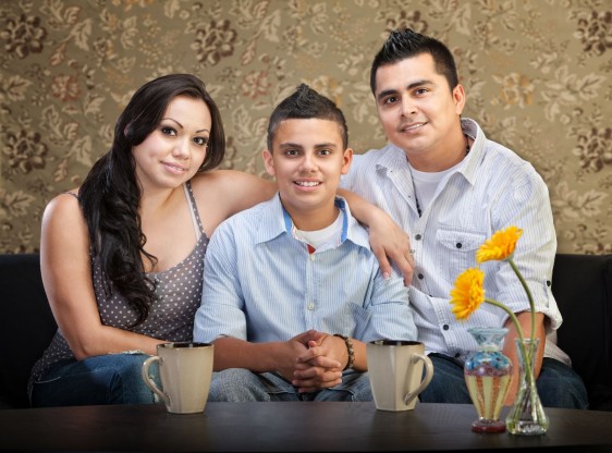 Familia hispana de tres personas