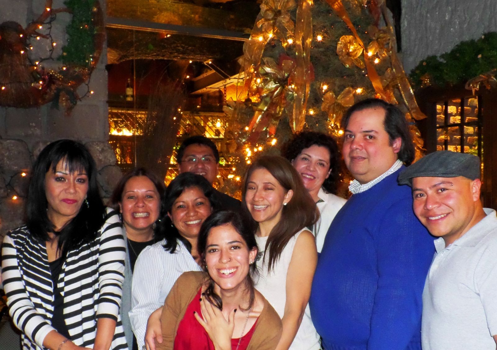 Grupo de personas de plenilunia con arbol de navidad al fondo