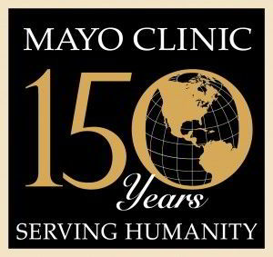 Recuadro negro con marco dorado con el texto Mayo Clinic 150 years seving humanity