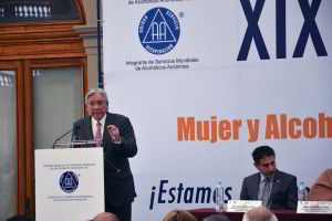 Dr. Fernando Cano Valle, Comisionado Nacional contra las Adicciones en podium