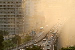 Avernida en una ciudad con coches y humo