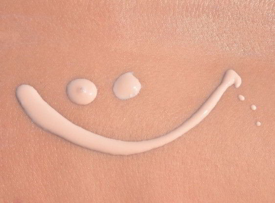 Imagen de piel con crema solar dibujando una sonrisa