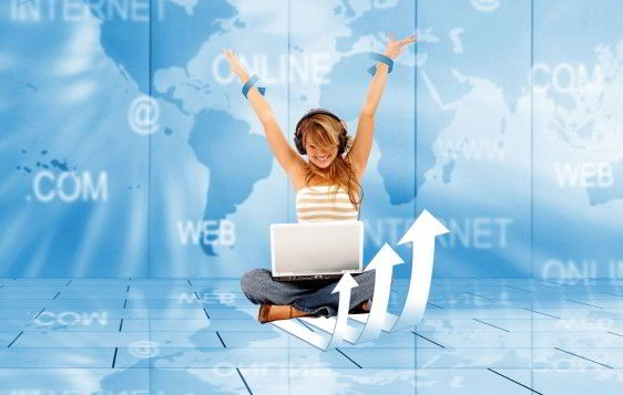 Mujer joven con brazos hacia arriba una computadora laptop en sus piernas