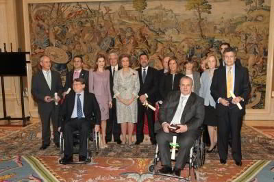 Grupo de personalidades ganadores de la Orden Civil de la Solidaridad Social y sus majestades