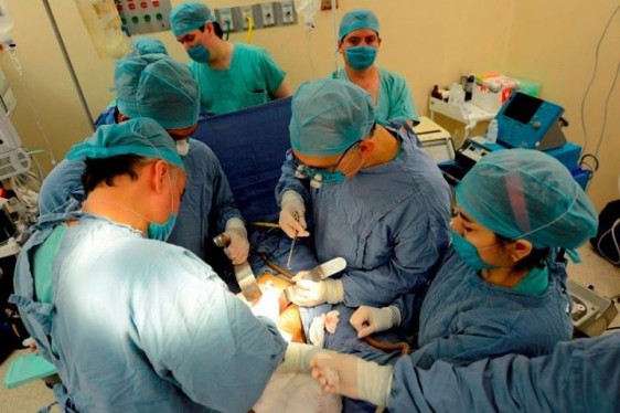 Equipo de cirujanos trabajando en una operación