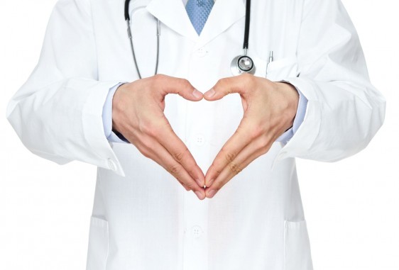 médico haciendo con las manos un corazón