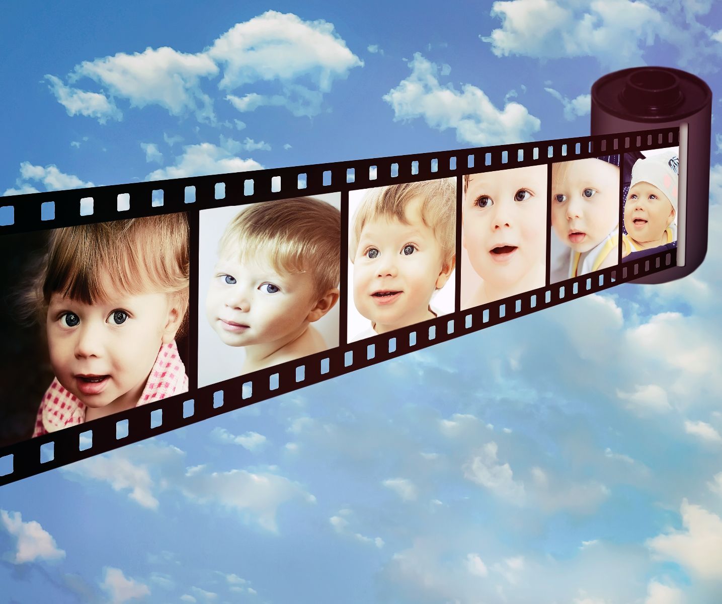Cinta con cuadros de expresiones de bebés en un fondo de cielo con nubes