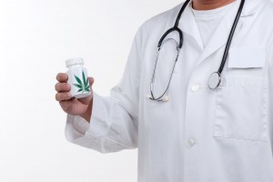 Doctor sosteniendo botella con simbolo de cannabis