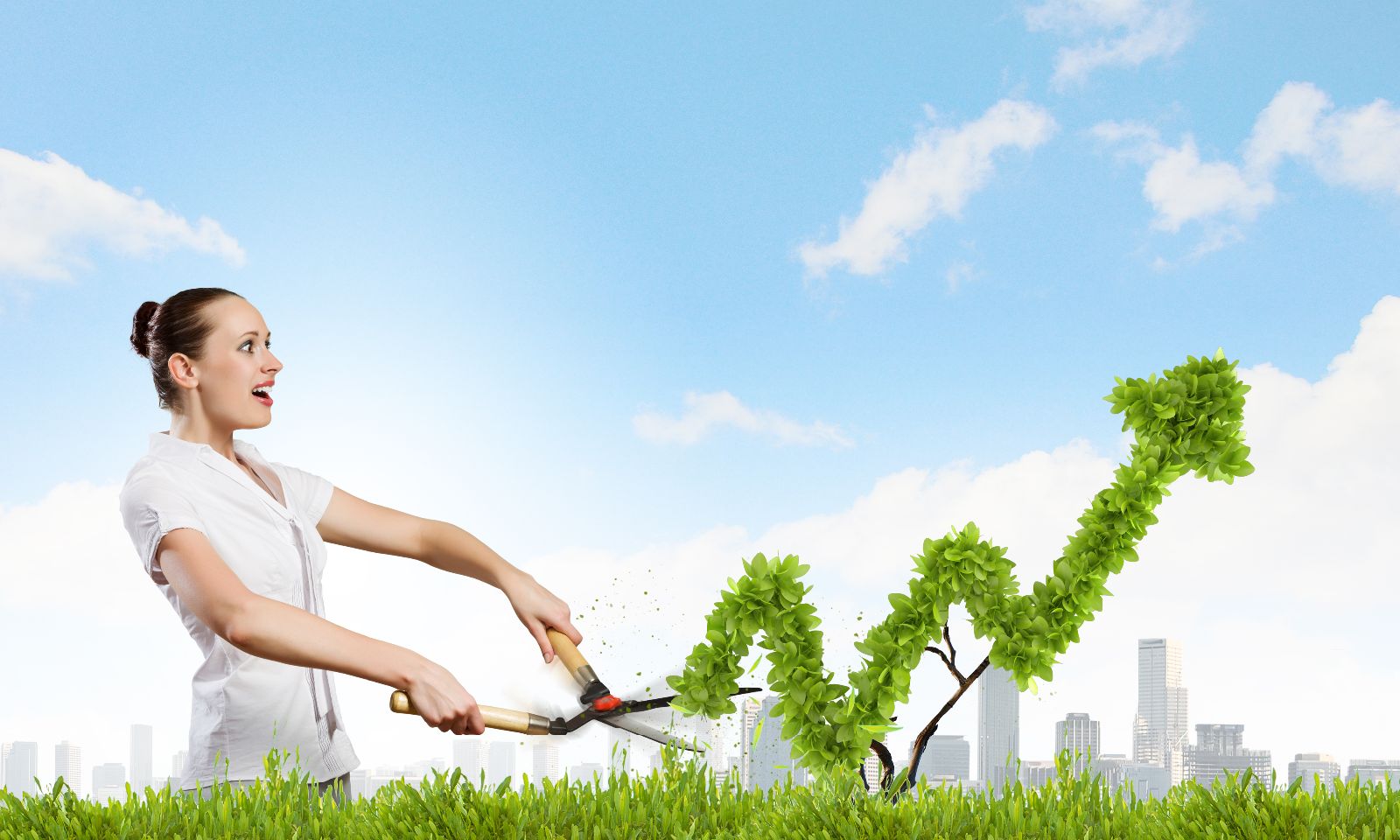 Mujer vestida de blancop en un jardin cortando un arbusto fondo de cielo azul