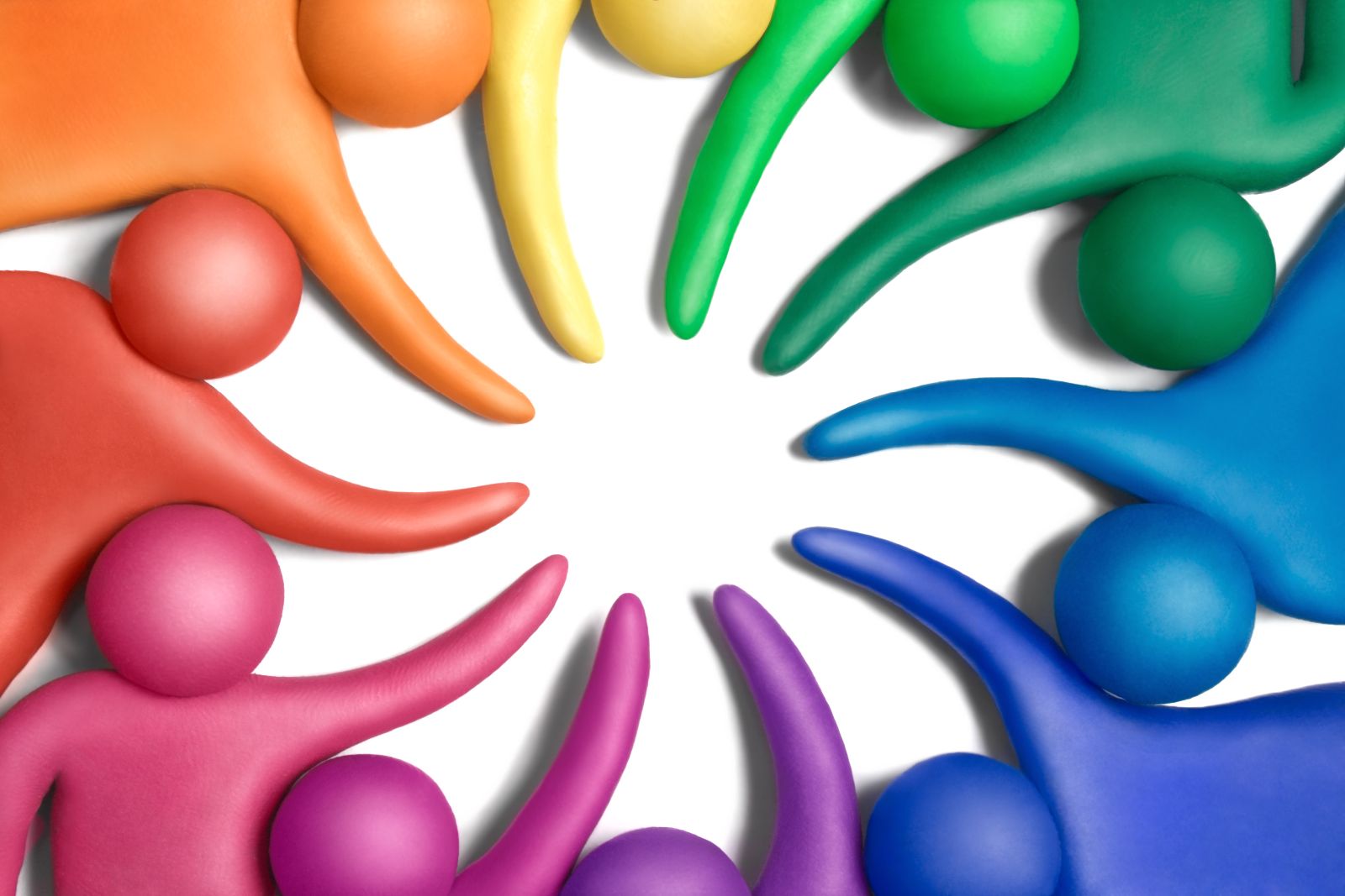 Muñecos multicolores en circulo reuniendo mano en un punto central