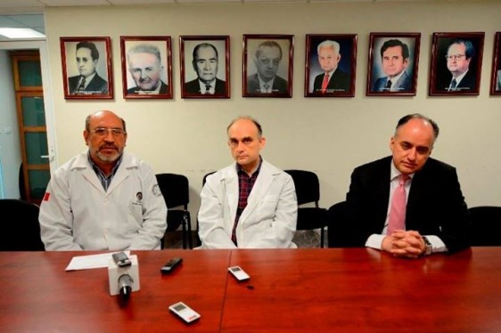 Especialistas médicos sentados en entrevista