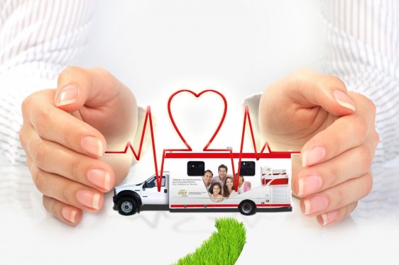 Ambulancia entre manos con un simbolo de corazón