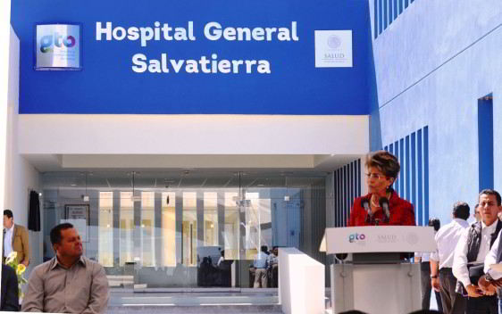 Entrada Hospital General de Salvatierra, Guanajuato cpn podium en donde se encuentra la Secretaria de Salud, Mercedes Juan