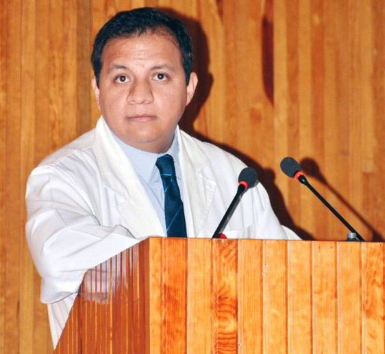Acercamiento al José Antonio Pérez Fausto, médico del Servicio de Nefrología del Hospital Juárez de México en podium