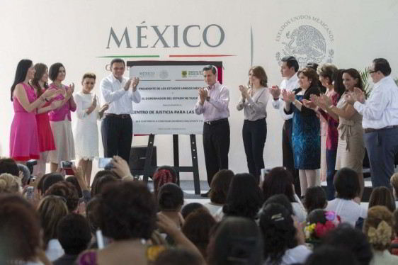 Presidente de la República con placa conmemorativa del Centro de Justicia para las Mujeres en el Estado de Yucatán y público que lo acompaña