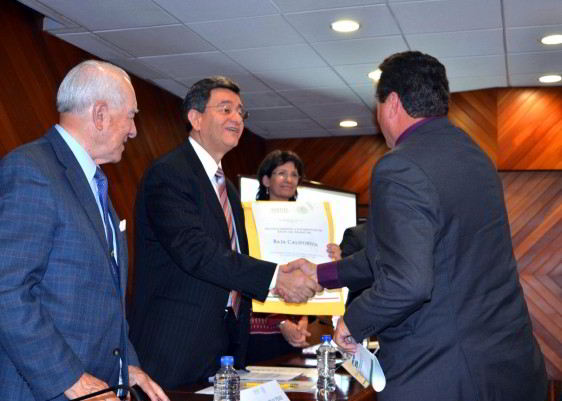 Pablo Kuri Morales entrega documento al represente del Servicio Estatal de Salud  de Baja California
