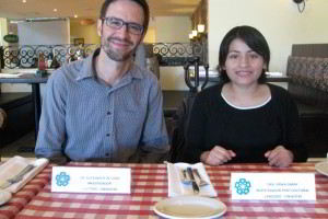 Alexander de Luna y Erika Garay sentados en una mesa