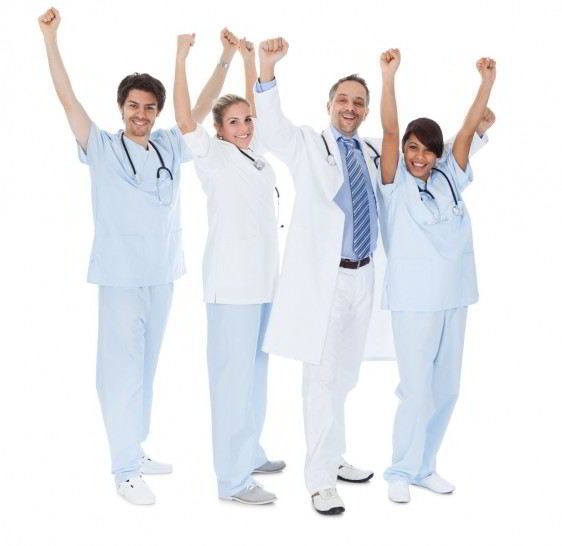 Médicos con los brazos en alto y sonriendo