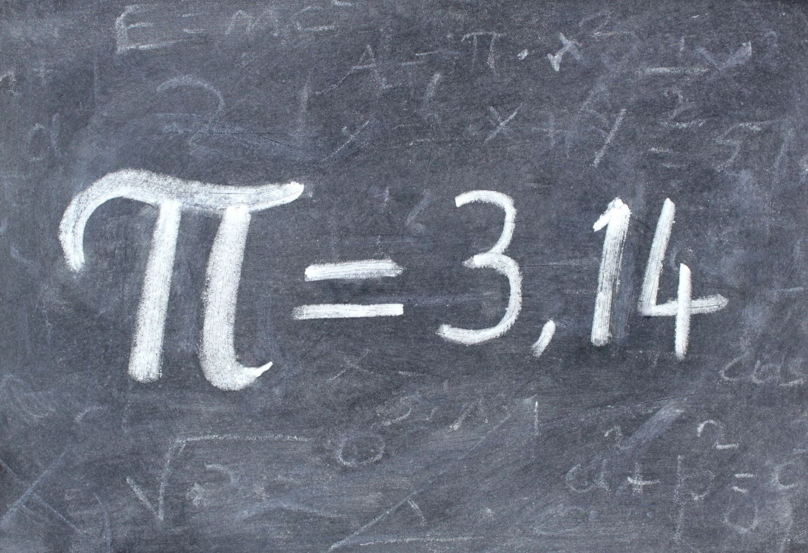 pizarrón con símbolo Pi igual a 3.14