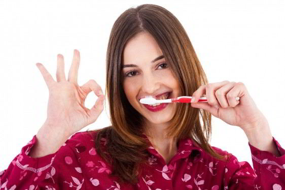 Mujer en camisa roja cepillandose los dientes