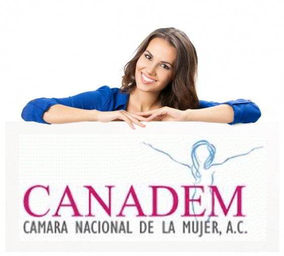 Mujer recargada en un letrero con el logotipo de CANADEM