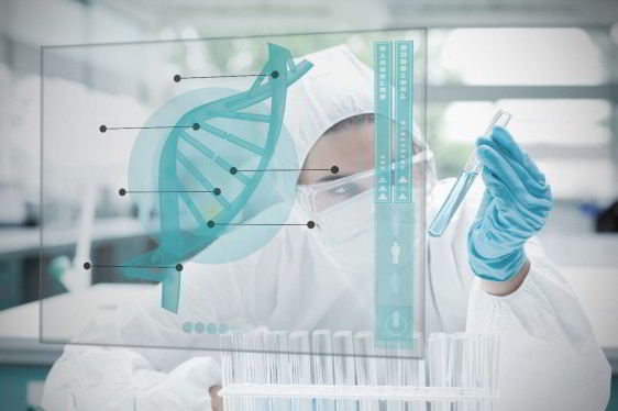 Mujer obsrvando pantalla con cadena de ADN