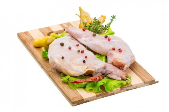 Carne de conejo con vegetales en tabla de madera