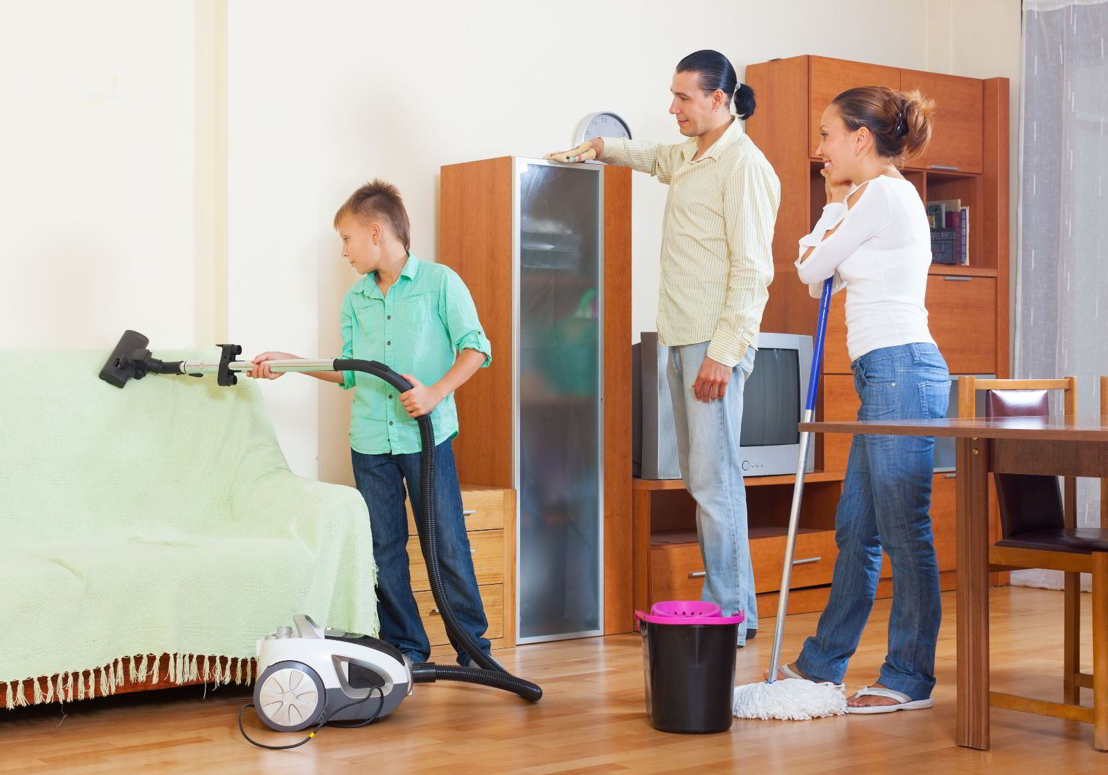 Concepto de limpieza del hogar. mano de hombre exprimiendo la